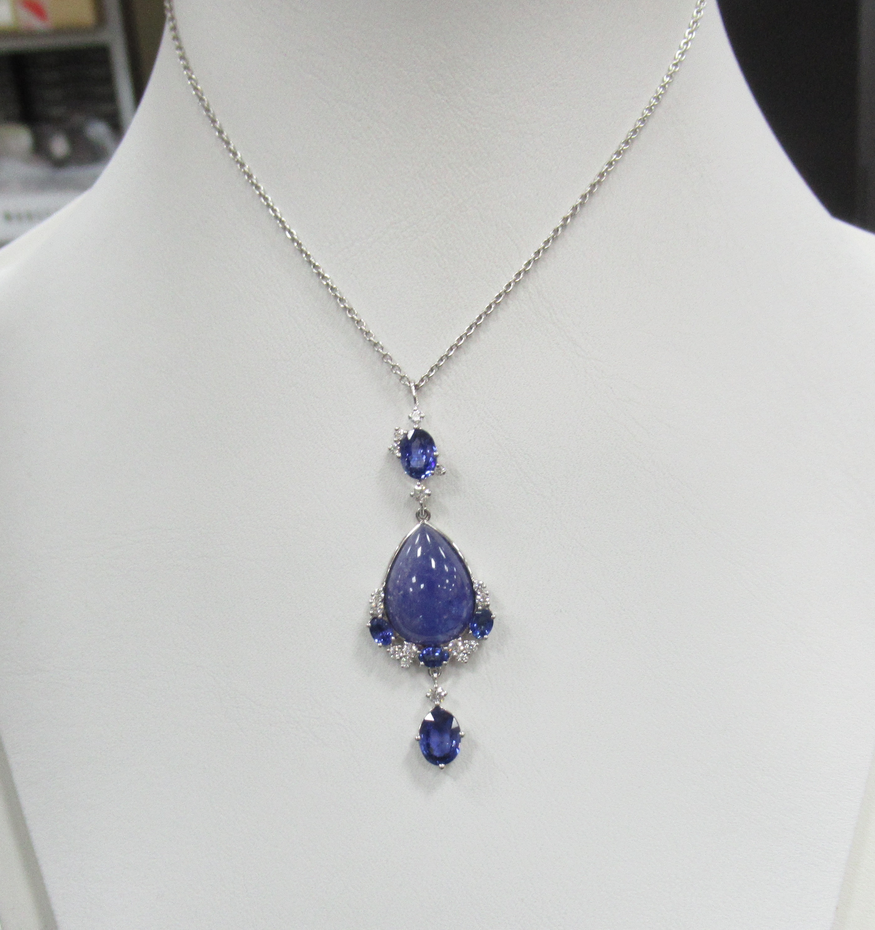 Колье из белого золота с танзанитом